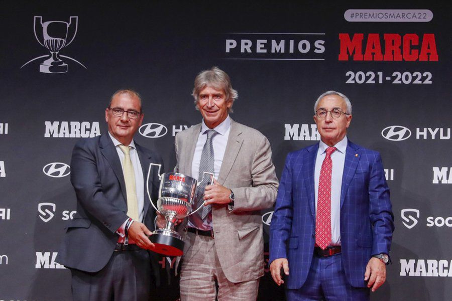 Manuel Pellegrini recibe el premio de Marca