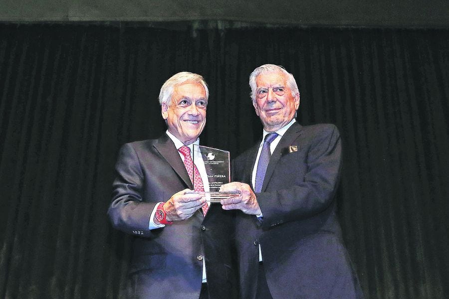 Sebastián Piñera recibe el "Premio Defensa de la Democracia y Libertad