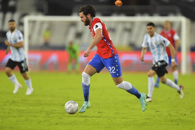 El delantero inglés nacionalizado chileno Ben Brereton debutó por la Roja y dejó una buena imagen ante Argentina.