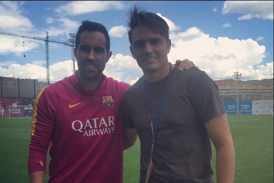 Claudio Bravo y Rafael Olarra posan juntos en la Ciudad Deportiva del Barcelona.