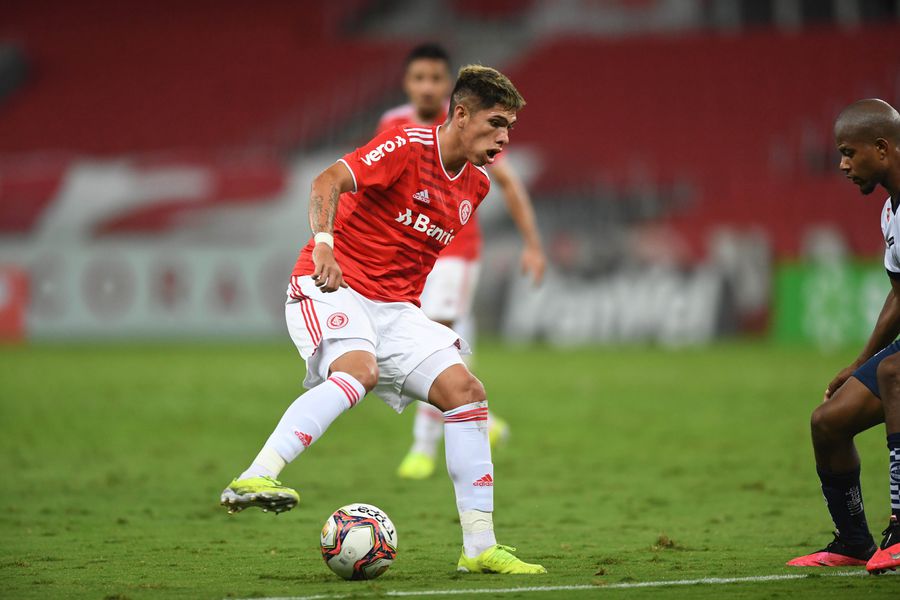 Carlos Palacios, exjugador de Unión Española y volante ofensivo de la selección chilena, debutó en el Inter de Porto Alegre, en un partido válido por el campeonato gaúcho.