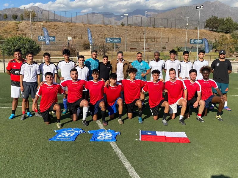 Un grupo de los jugadores que participan en la iniciativa que desarrolla el Fuenlabrada en Chile.