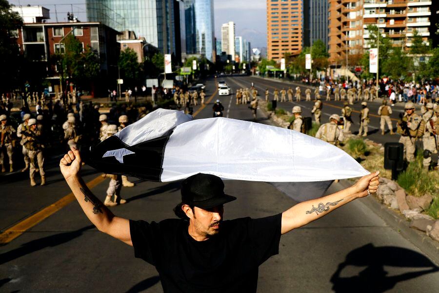 Militares cortan Av Apoquindo debido a marcha