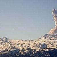 Segundo sismo en menos de 24 horas en complejo volcánico Nevados de Chillán provoca columna de humo de 2.460 metros