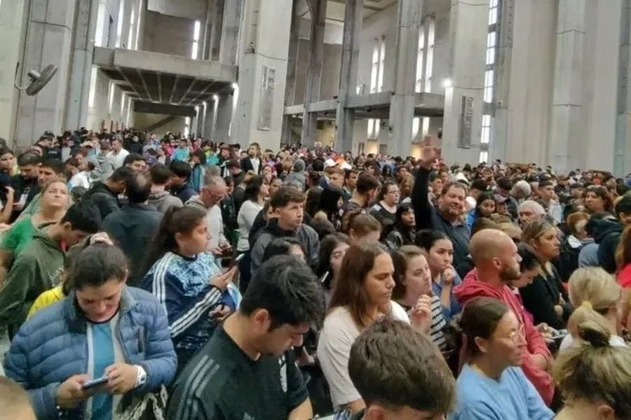 Cientos de personas llegaron a una iglesia esperando encontrarse con Lionel Messi tras la divulgación de información falsa.