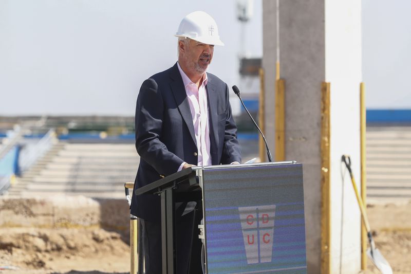 Juan Tagle, presidente de Cruzados, lidera la ceremonia de colocación de la primera piedra del nuevo estadio San Carlos de Apoquindo.
