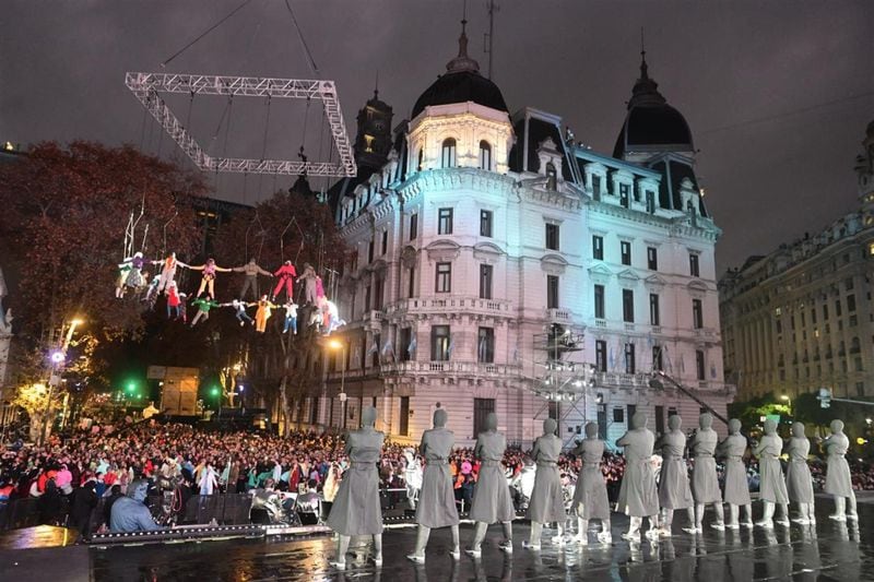 Celebraciones culturales en Buenos Aires por los 40 años de democracia. Fotografía recuperada de Loqueva.com