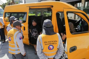 Conaset, el Programa Nacional de Fiscalización y Carabineros, entregan información sobre las medidas de seguridad que deben tener los furgones escolares.