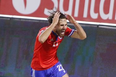 Ben Brereton celebra el gol que le anotó a Paraguay