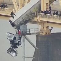 El dramático momento en que un camión y su conductora quedan colgando de un puente en Kentucky