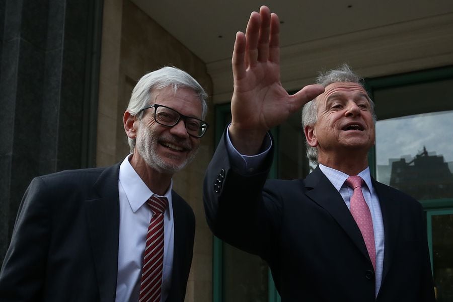 Equipo Economico se retira de la oficina de Sebastian Piñera
