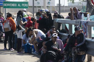 Migrantes en situación irregular de diferentes nacionalidades permanecen varados en la frontera entre Perú y Chile.