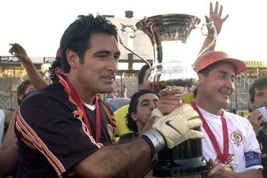 Nelson Tapia y Fernando Cornejo posan con el trofeo en el estadio Monumental.