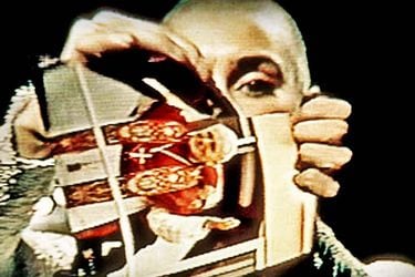 Cuando Sinéad O’Connor despedazó la foto del Papa Juan Pablo II en televisión