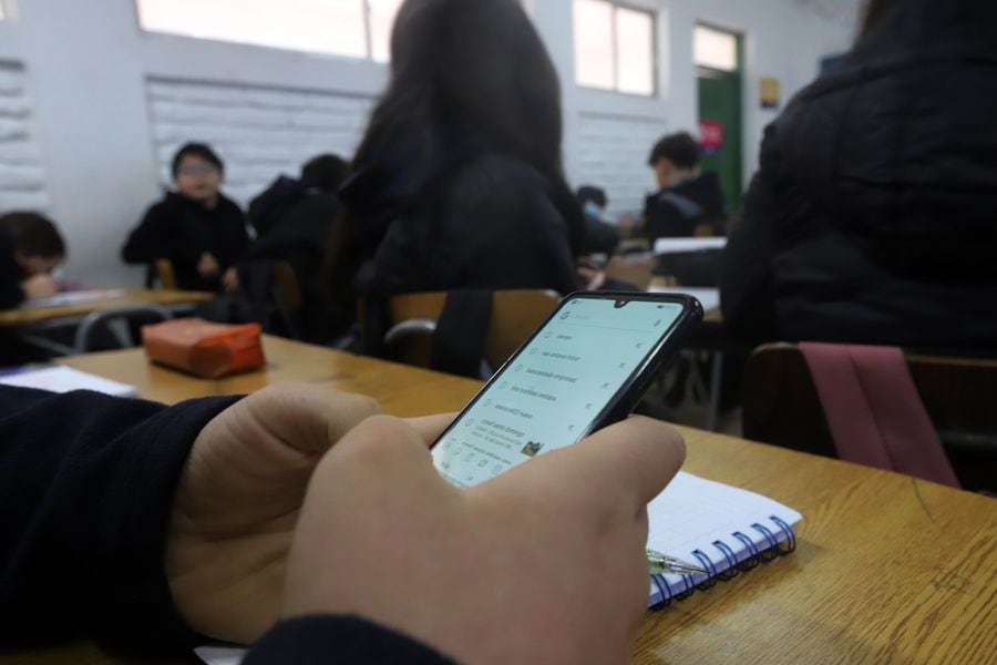 Proyecto de ley prohíbe el uso de teléfonos celulares en las salas de clases en los establecimientos de educación parvularia y básica. Foto: Sócrates Orellana / Agencia Uno.