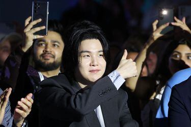 Suga del grupo BTS inicia su servicio militar en Corea del Sur