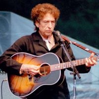 ¿Prohibir los celulares en los conciertos? El debate que abre Bob Dylan en otros países y que también llega a Chile