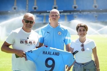 El padre de Haaland, el jugador y Rafaela Pimenta en la presentación del artillero en el Manchester City.