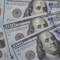 El dólar termina con su tendencia al alza, pero se resiste a caer de los $870