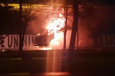 Incidentes en Villa Francia: sujetos queman carro lanzagua y desconocidos saquean supermercado