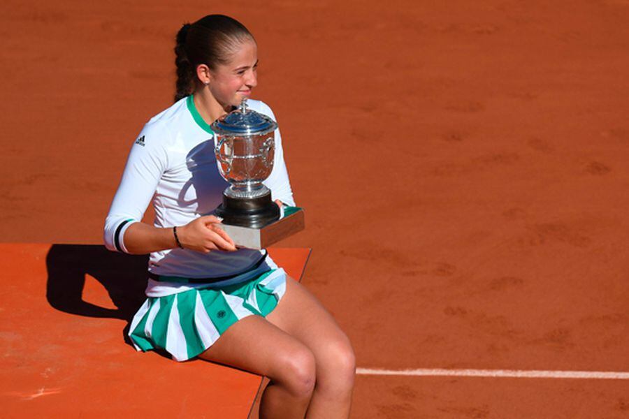 Jelena Ostapenko sorprende a Halep y se queda con el título de Roland