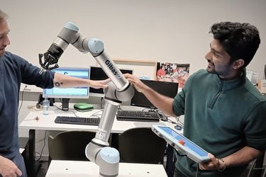 Este proyecto busca concientizar a los robots para inventar herramientas