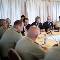 Plan marzo: Piñera y Blumel participan en inédito encuentro con 40 generales de Carabineros