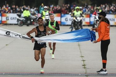 Entre furgones y carreras: la vida de esfuerzo del chileno ganador del Maratón de Santiago
