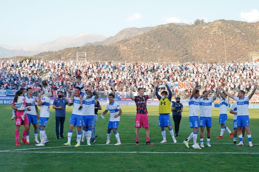 El plantel de Universidad Católica celebra con sus hinchas en San Carlos de Apoquindo.