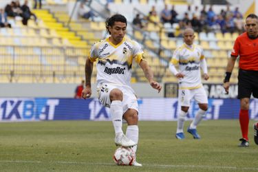 Luciano Cabral controla el balón en el duelo entre Coquimbo Unido y Everton