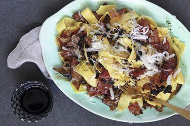 Pappardelle-con-higos,-prosciutto-y-mantequilla-de-ajo-negro