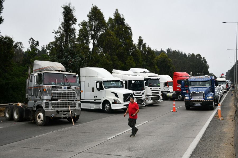 Paro de camioneros por el alza de combustible se mantiene en la Ruta 68, provocando largos tacos en el sector de Placilla.
VICTOR HUENANTE / AGENCIAUNO