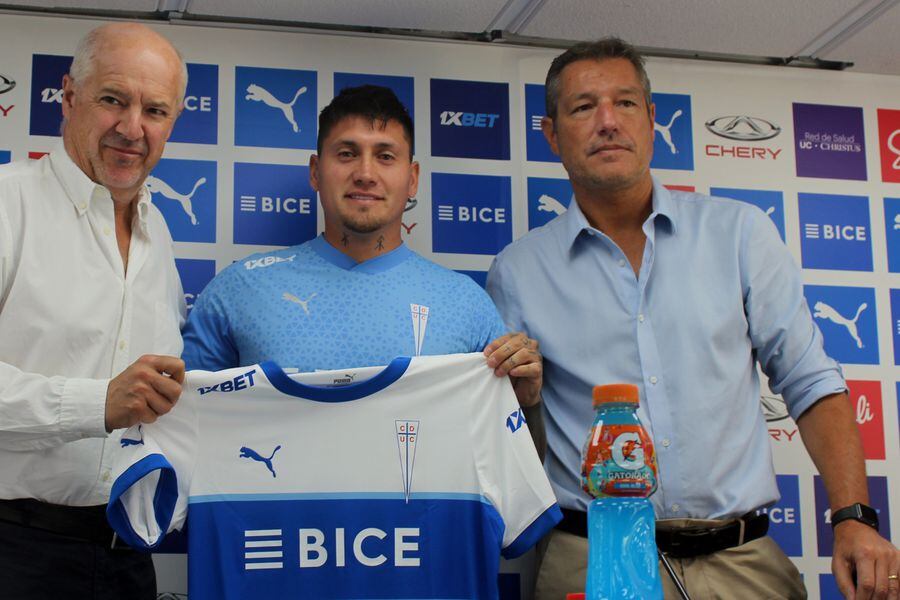 Nicolás Castillo en su presentación oficial con la Universidad Católica.