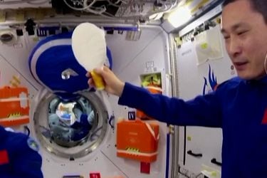 Astronautas chinos juegan ping pong con una “pelota” de agua en el espacio