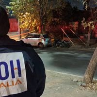 Los sujetos lo seguían desde dos vehículos: motorista es baleado en Maipú y queda en riesgo vital 