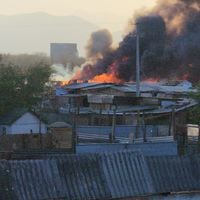 Tras ser desalojada esta jornada: incendio afecta a toma 17 de Mayo de Cerro Navia
