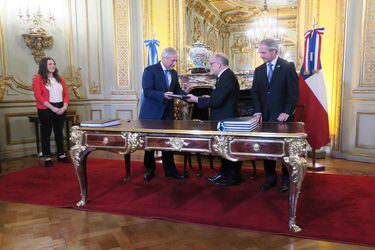 Argentina y Chile firman en Buenos Aires acuerdo de integración comercial