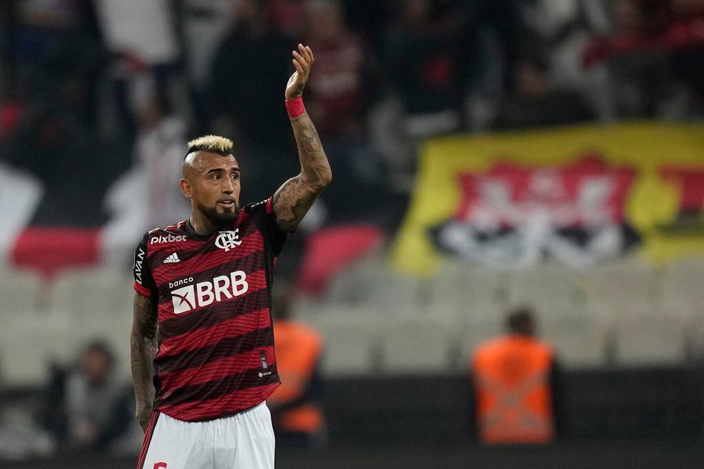 Arturo Vidal of Brazil's Flamengo celebrates winning 0-2 against Brazil's Corinthians at the end of a Copa Libertadores quarter-final first leg soccer match at Neo Quimica Arena stadium in Sao Paulo, Brazil, Tuesday, Aug. 2, 2022. (AP Photo/Andre Penner)