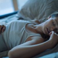 Esta es la relación entre los sudores nocturnos y la apnea del sueño, según la ciencia