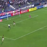 Sufre Colo Colo: el increíble error de Esteban Pavez para la apertura de la cuenta de Alianza Lima