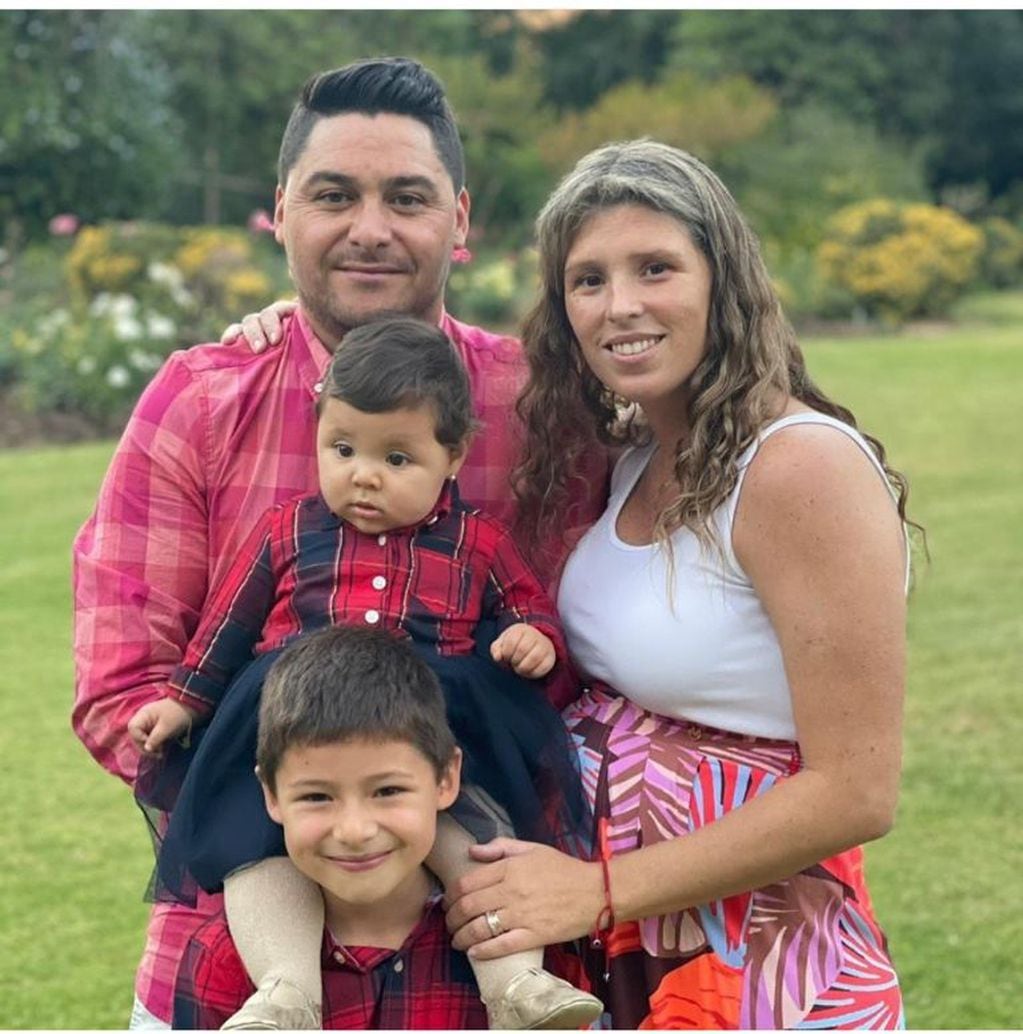 Manuel Neira junto a su esposa y sus hijos