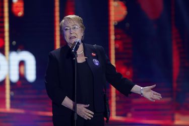 Michelle Bachelet realiza donacion en Teletón 2017