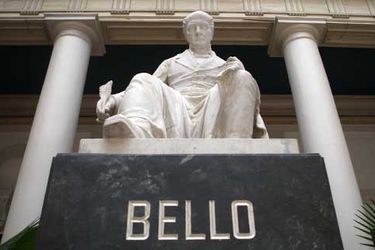 Estatua de Andrés Bello en Casa Central. Imagen de la Universidad de Chile
