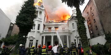 Incendian Universidad Pedro de Valdivia durante incidentes en Plaza Italia