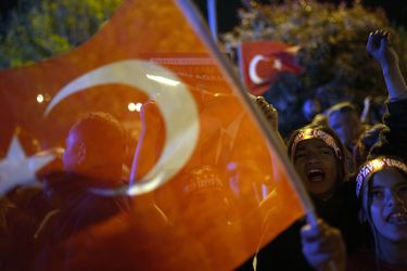 Erdogan sobrevive a primera vuelta con ajustado triunfo, pero enfrentará complejo balotaje en Turquía