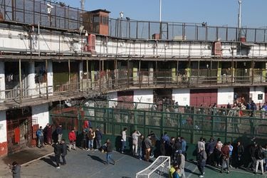 Reclusos están hasta 20 horas sin comida y deben compartir camas: el crudo informe del INDH sobre cárceles