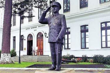 Ésta es la figura con que la Armada reemplazó la estatua de Toribio Merino tras fallo de los tribunales