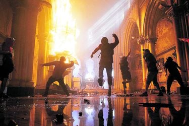 Estaba prófugo: detienen a imputado por quemar Iglesia de Carabineros en el estallido social
