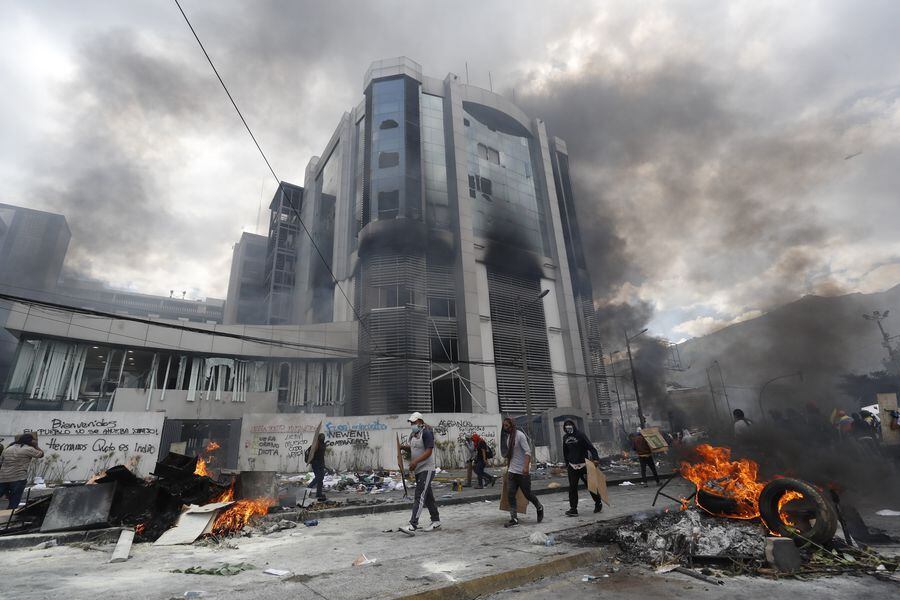 Manifestantes toman sede de la Contraloría en violentas protestas en Quito
