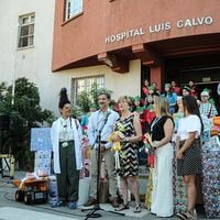 Llegó la Navidad al Hospital Calvo Mackenna: Municipalidad de Providencia entrega juguetes a niñas y niños hospitalizados 